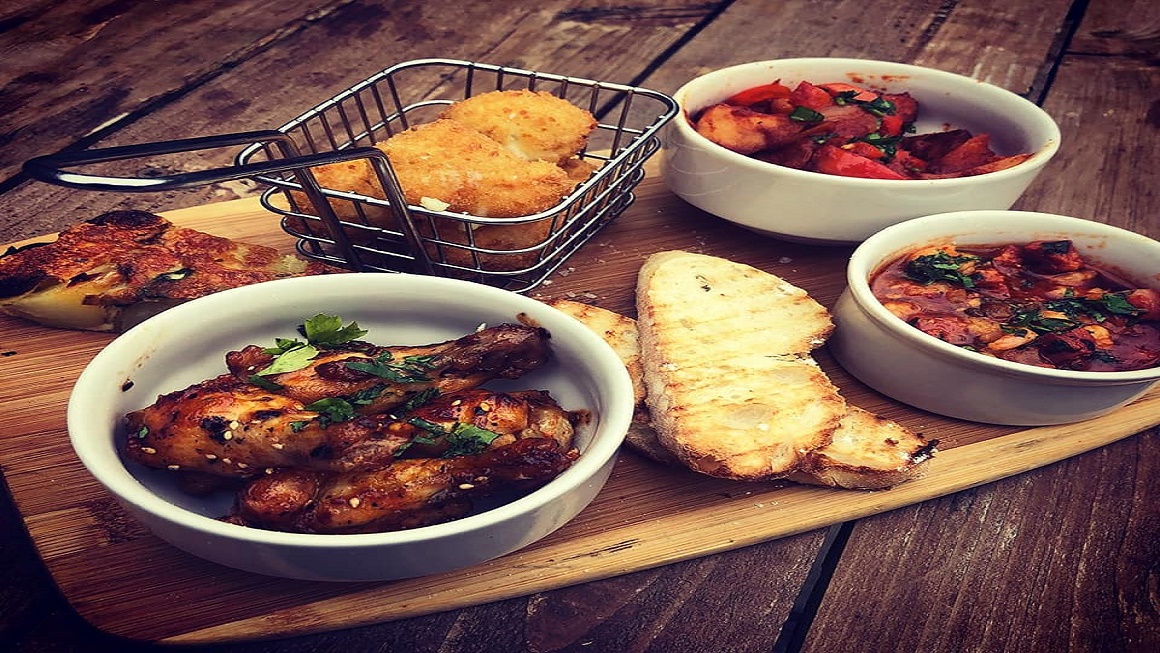 <h2>Theme Nights</h2><div class='slide-content'>Enjoy our special themed meals during big sporting and world events</div><a href='http://www.facebook.com/coastholywood' class='btn' title='All news posted via our Facebook page'>All news posted via our Facebook page</a>