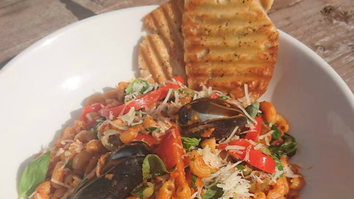 <h2>Daily Specials</h2><div class='slide-content'> Our chef produces a fantastic off menu option daily. Like this Seafood Mac</div><a href='http://www.facebook.com/coastholywood' class='btn' title='Follow on Facebook for updates'>Follow on Facebook for updates</a>